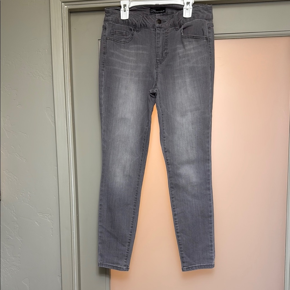 Gray Skinny Jeans with Tapered Leg and Soft Finish